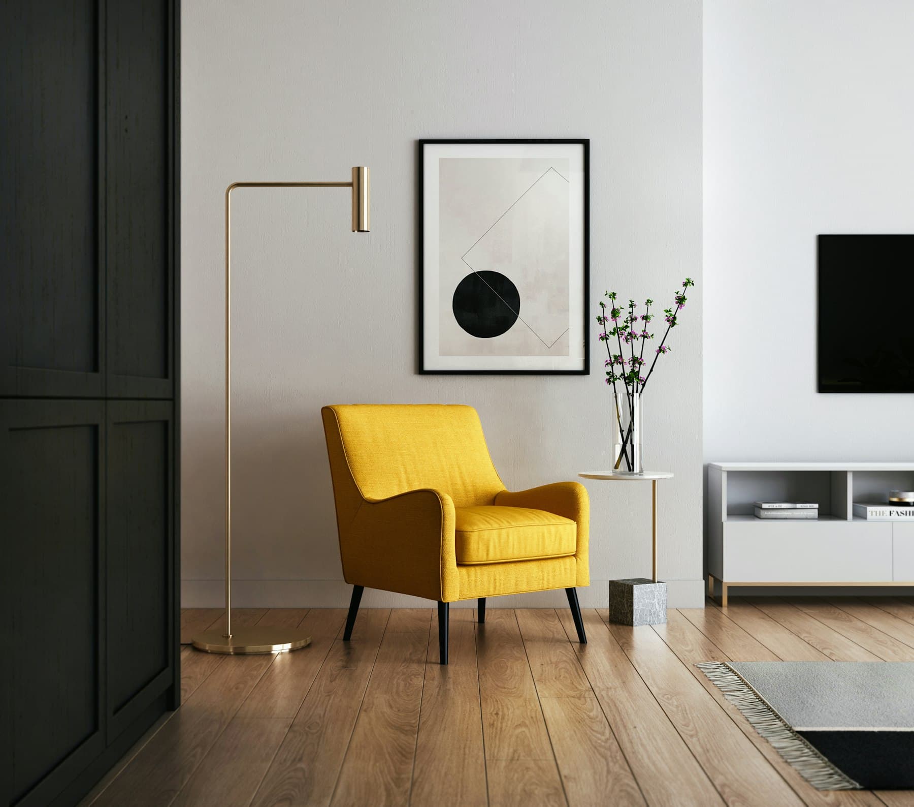 Interior de apartamento com poltrona amarela, luminária e piso de madeira