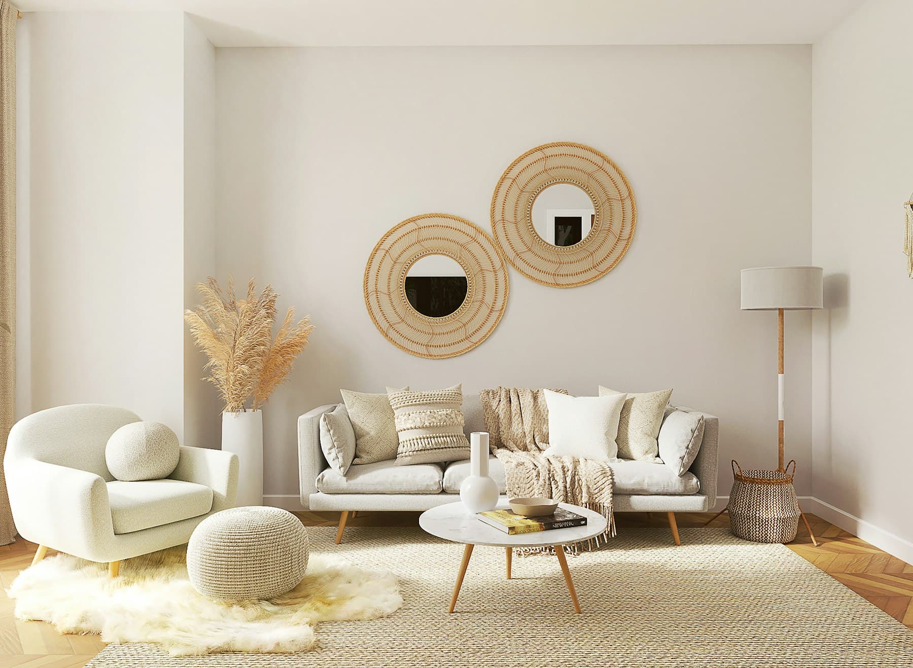 Sala clara com sofá off-white e espelhos decorativos